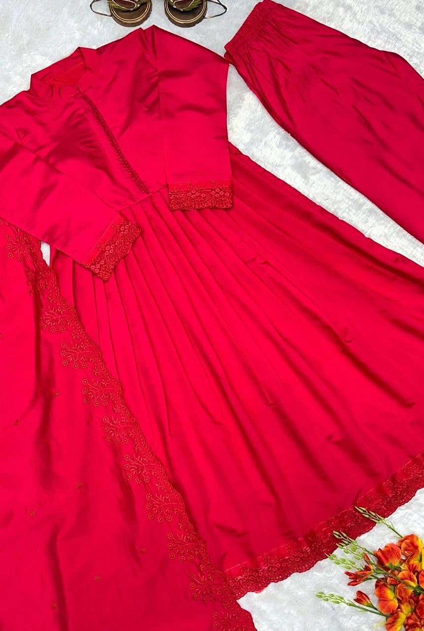 Nooréva Embroidered Gown Set