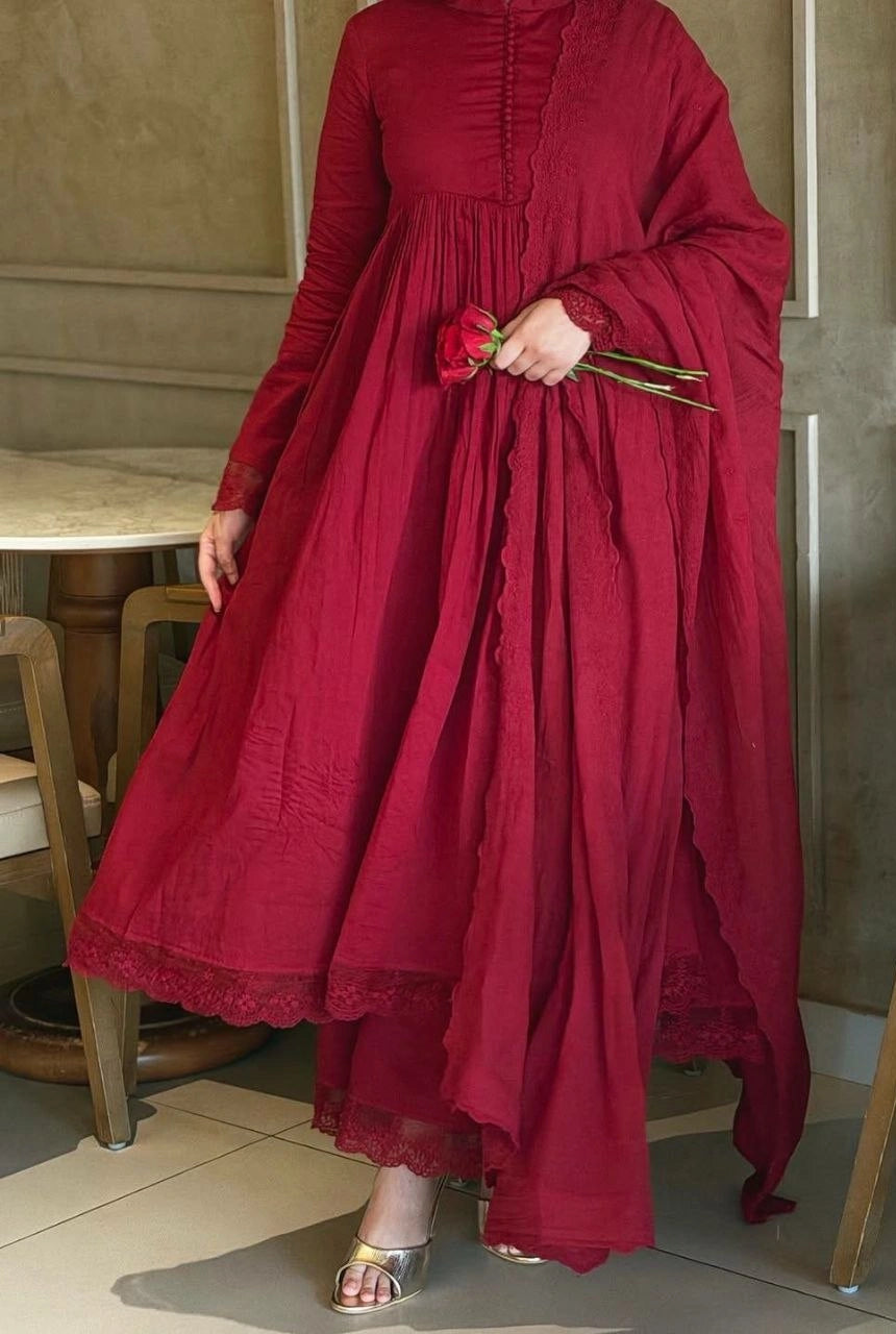 Nooréva Embroidered Gown Set