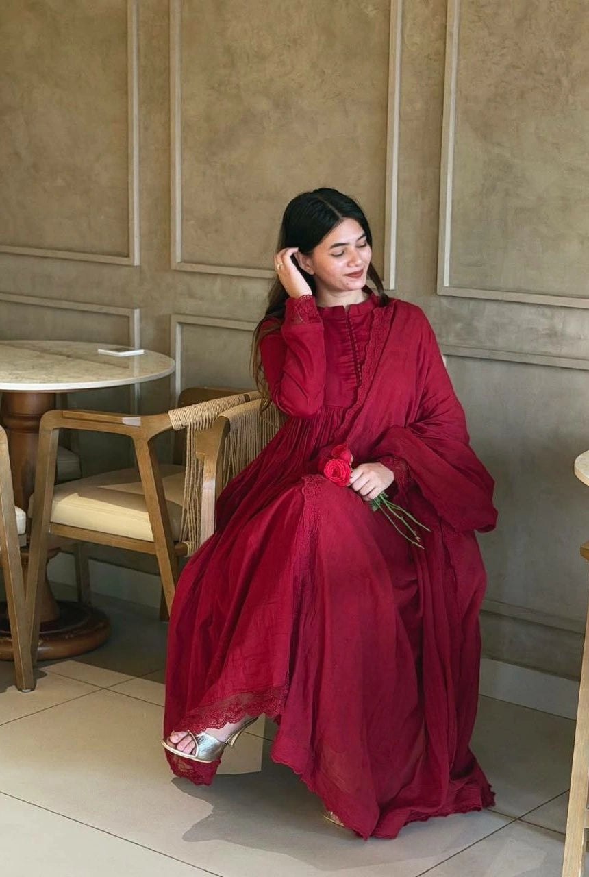 Nooréva Embroidered Gown Set