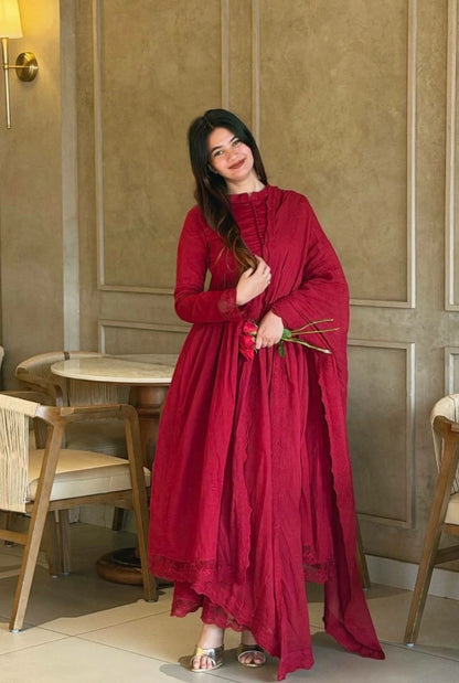 Nooréva Embroidered Gown Set